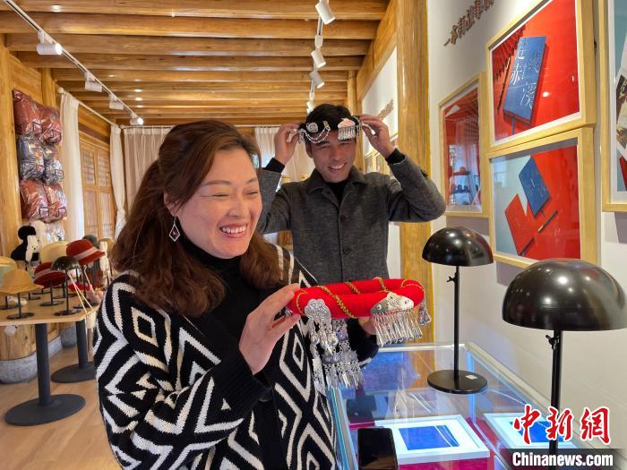 資料圖：鐘麗眉展示文創(chuàng)產(chǎn)品?！×执阂?攝