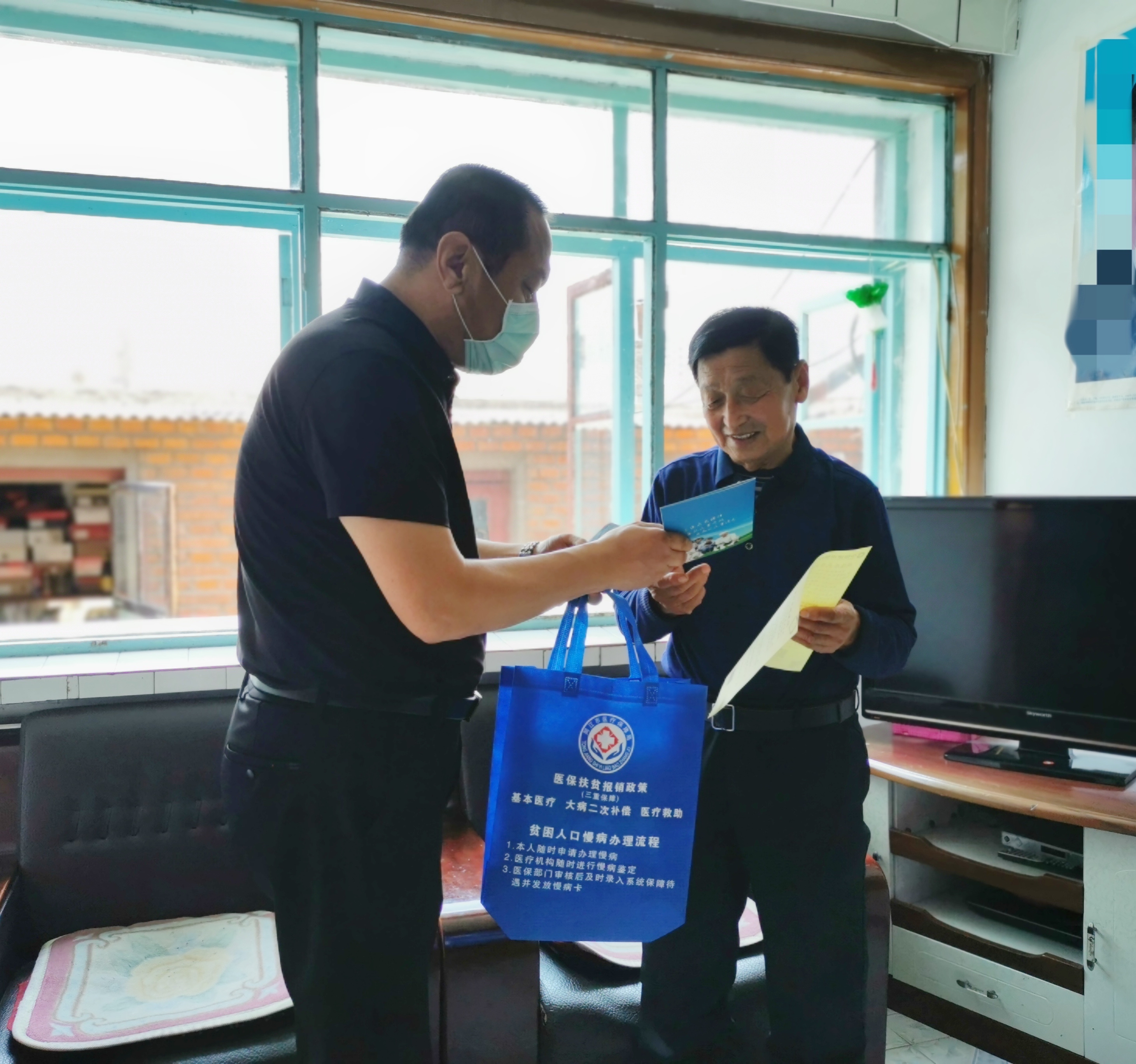 同江市醫(yī)保人員為貧困戶現(xiàn)場(chǎng)講解扶貧政策