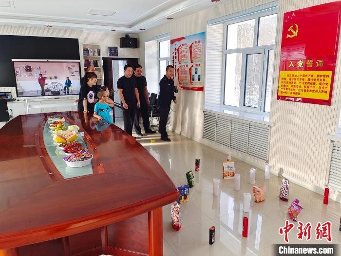 圖為恩和哈達邊境派出所民警和家屬玩套圈?！《骱凸_邊境派出所供圖