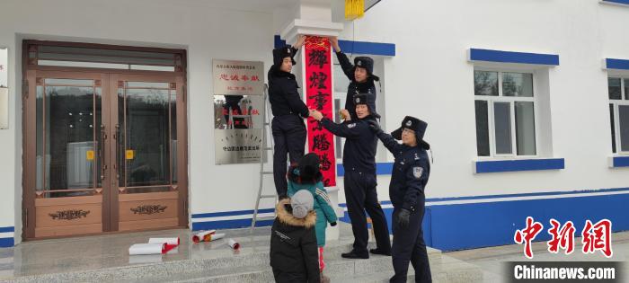 圖為恩和哈達邊境派出所民警貼對聯(lián)。　恩和哈達邊境派出所供圖